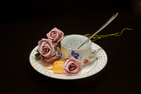 玫瑰花组合摄影照片_茶具面包下午茶摄影图