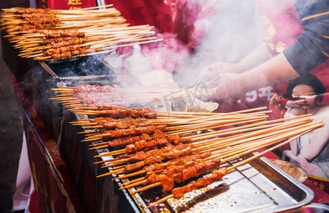 农贸肉摊位摄影照片_夜市烧烤摄影图