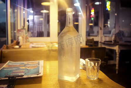 餐厅菜单水瓶摄影图