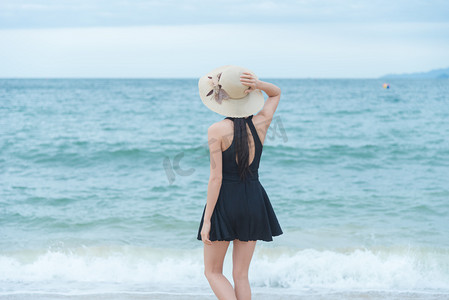 夏日沙滩美女摄影照片_海边少女背影摄影图