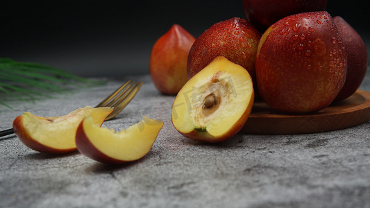 水蜜桃标签摄影照片_夏季水果油桃摄影图