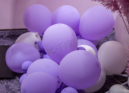 紫色气球摄影照片_气球摄影图
