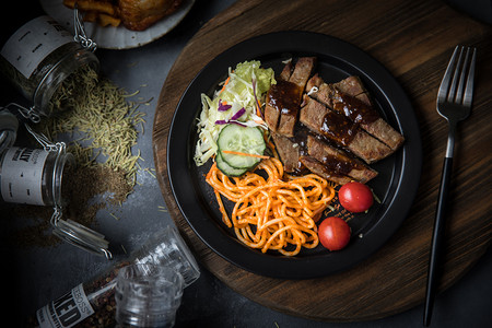 西餐饭桌食物摄影照片_西餐牛排摄影图