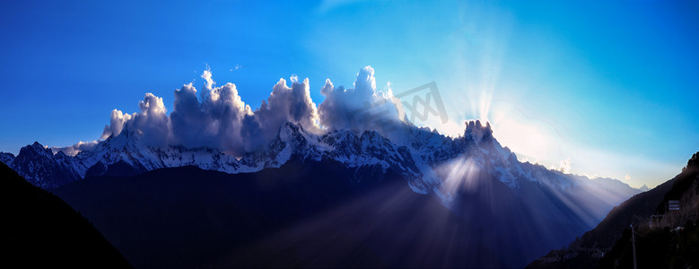 梅里雪山日落前期摄影图