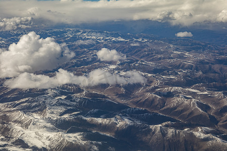 俯瞰大地山峰摄影图