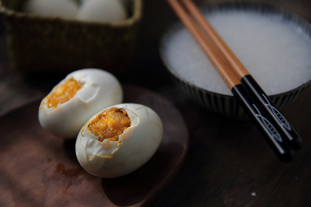 食品咸鸭蛋摄影图