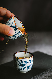 清明茶摄影照片_倒茶摄影图