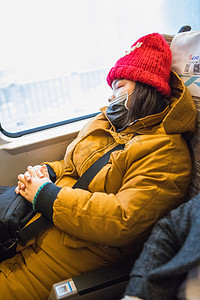 摄影照片_在火车上休息的乘客