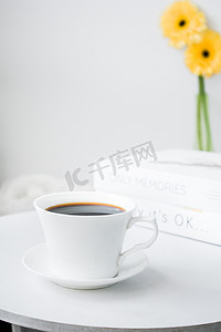 透明杯子装冰块摄影照片_下午茶摄影图