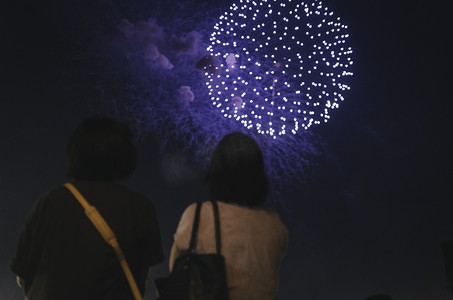 新年烟花.gif摄影照片_日系花火大会背影摄影图