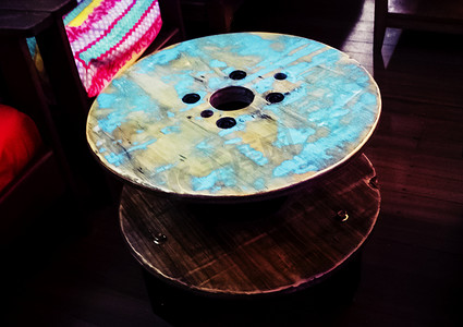斑驳的蓝色木头圆桌摄影图