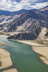 大地山峰摄影图