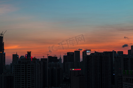 黄昏地平线城市剪影摄影图