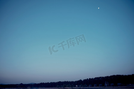 蓝天清晨晨起月亮远山摄影图