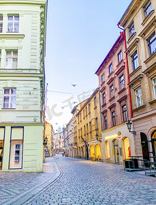 欧洲旅游摄影照片_布拉格街头两侧的复古公寓摄影图