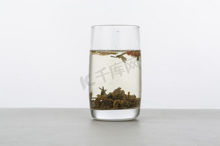 高山春茶摄影照片_泡茶叶之白茶绿茶茶叶摄影图配图