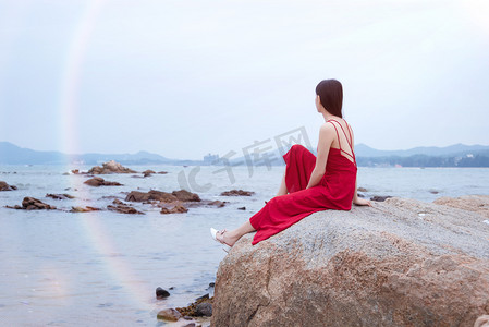 夏日沙滩美女摄影照片_礁石上看向大海少女摄影图