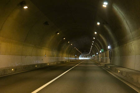 道路救援车汽车摄影照片_交通道路隧道摄影图