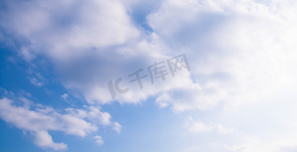 蓝色天空白云自然风景摄影图