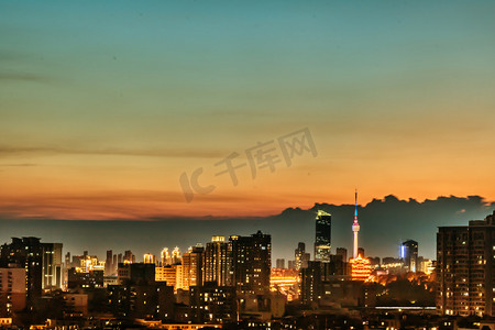 城市黄昏天际线摄影图
