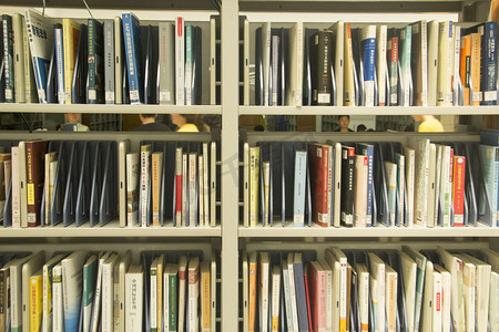 高考加油摄影照片_图书馆的书架