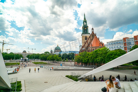 人和远方的路摄影照片_春天的东柏林中心广场与远方的教堂