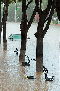 水灾摄影照片_暴雨内涝被淹车辆摄影图