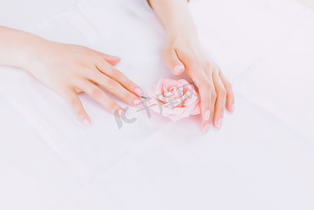 蒂芙尼玫瑰金戒指grp07019摄影照片_女性双手护花玫瑰动作