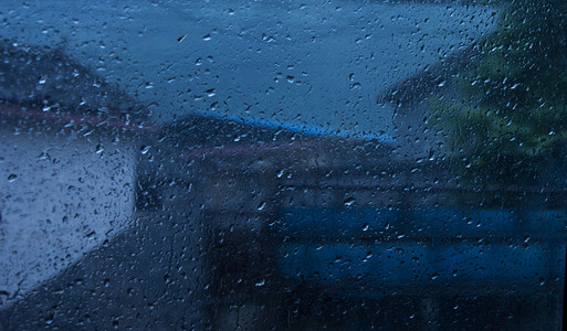 窗户摄影照片_下雨天雨水水珠玻璃摄影图