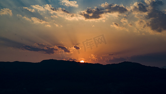 夕阳落山摄影图
