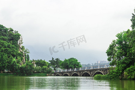 湖上长拱桥摄影图