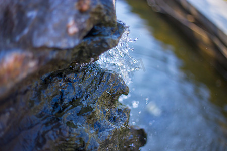 自然水摄影照片_水流淌之滴落摄影图