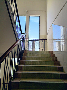 阳光下的校园楼梯摄影图