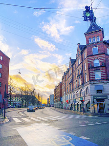 云彩晕染边框摄影照片_哥本哈根街头云彩和高楼摄影图