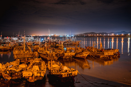 渔船摄影照片_日照码头夜景摄影图