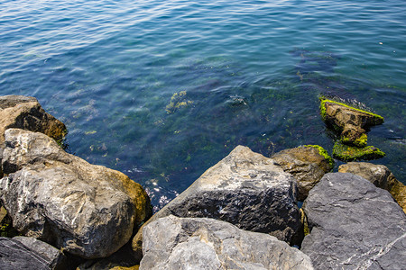 深蓝色大海岩石摄影图