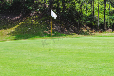 高尔夫摄影照片_金马伦高原上的高尔夫球场摄影图