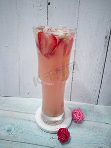 草莓饮品摄影照片_夏日草莓味饮品饮料摄影图