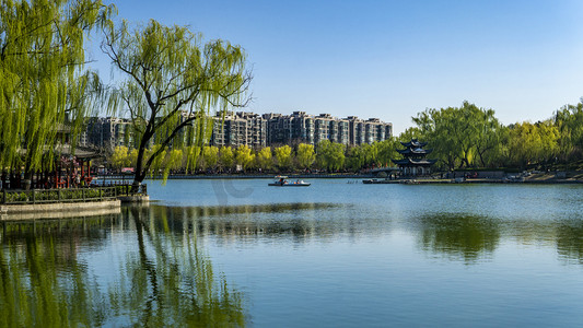 高清摄影照片_蓝天碧水高清风景图摄影图