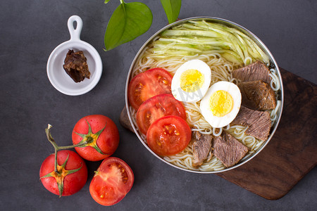 朝鲜族聚餐摄影照片_朝鲜冷面摄影图