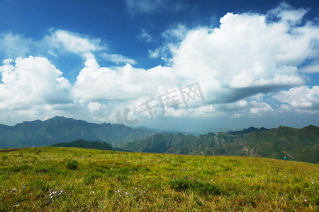 山云层摄影照片_山顶上风景摄影图