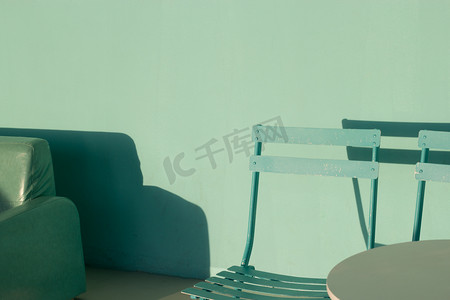 简约椅子摄影照片_绿色空间里的现代家具摄影图