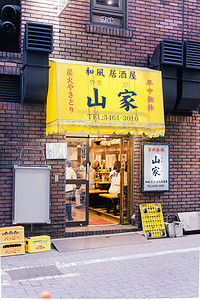 旅游报团摄影照片_日本城市居酒屋餐厅摄影图