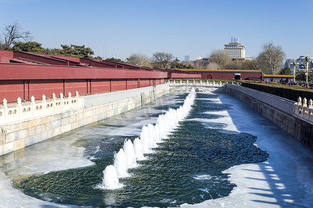 天安门冬日冰冻护城河水柱水摄影图