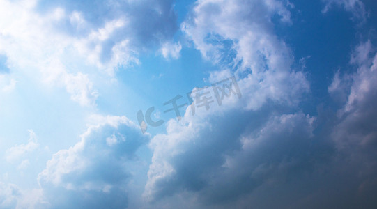 蓝色天空自然风景摄影图