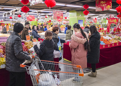 新年摄影照片_逛超市购买年货摄影图