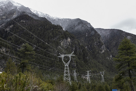 高压电塔摄影照片_西藏风景高压电塔摄影图