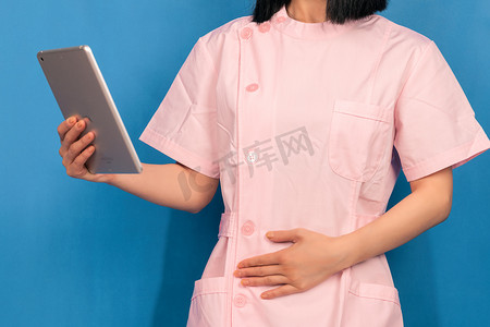 医生护士中国摄影照片_医生护士单手拿平板姿势动作