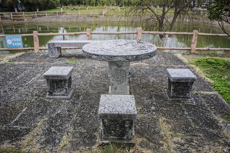 公园古典复古的石桌石凳摄影图