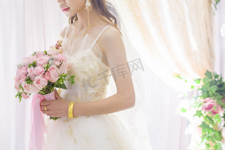 婚礼婚纱摄影照片_拿着手捧花的女孩